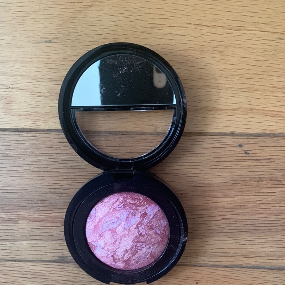 Laura Geller Pink Blush with a satin Finish - Picture 2 of 3